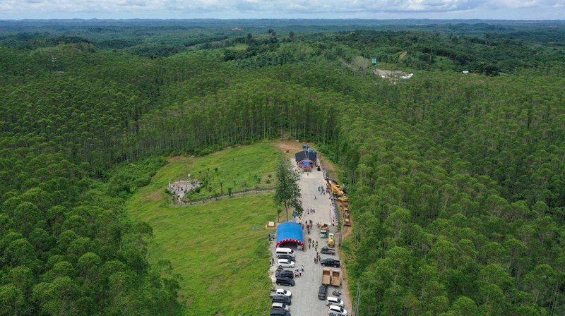 Tersangka kasus dugaan korupsi lahan sawit PT Duta Palma dengan kerugian Rp 78 triliun, Surya Darmadi (kemeja putih-tengah) tiba di gedung Kejaksaan Agung, Jakarta, Senin (15/8/2022). Kepulangan Surya Darmadi ke Tanah Air untuk menghadiri pemeriksaan atas kasusnya. (CNBC Indonesia/ Muhammad Sabki)