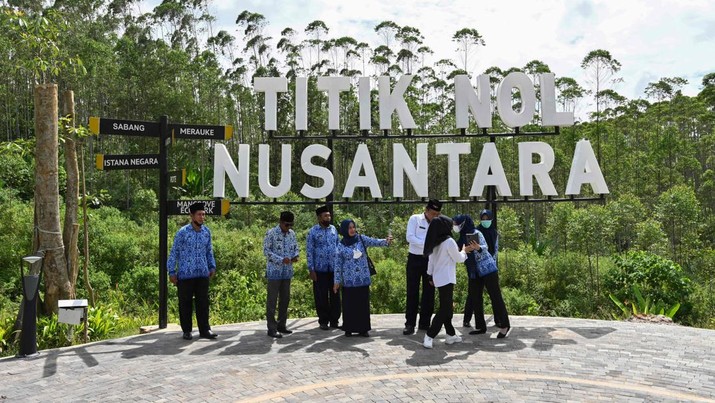 1242550131 Attendees stand by a lookout point where a flag-raising ceremony was held at ground zero of Indonesia's future capital in Sepaku, Penajam Paser Utara, East Kalimantan on August 17, 2022, on the country's 77th Independence Day. (Photo by ADEK BERRY / AFP) (Photo by ADEK BERRY/AFP via Getty Images)
