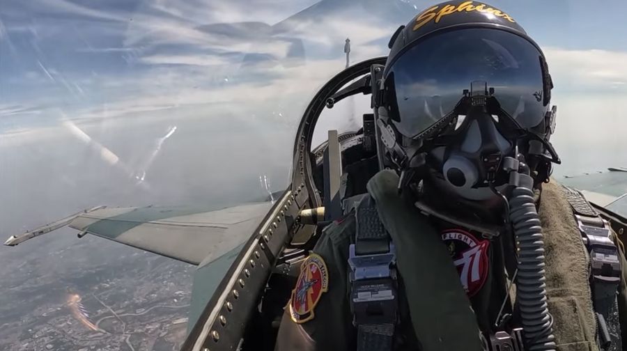 Atraksi pesawat tempur TNI Angkatan Udara (AU) akan memeriahkan upacara HUT Kemerdekaan ke-77 RI .  (Tangkapan Layar Youtube)