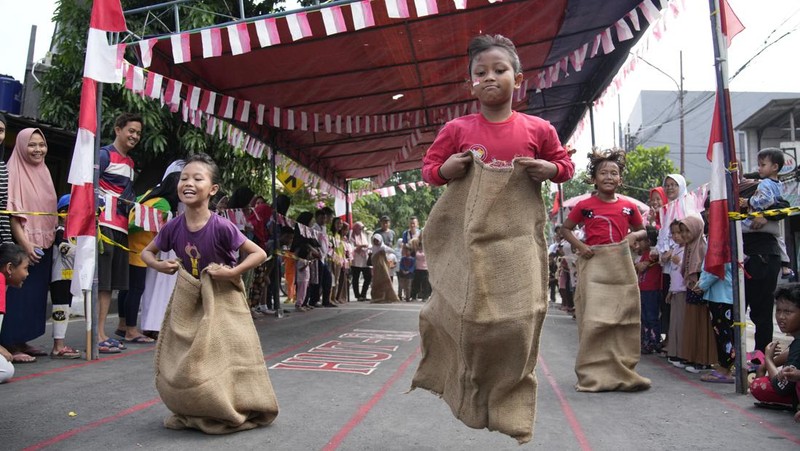 Children take part in games held to celebrate the 77th Independence Day of the Republic of Indonesia, in Surabaya on August 17, 2022. (Photo by JUNI KRISWANTO / AFP) (Photo by JUNI KRISWANTO/AFP via Getty Images)