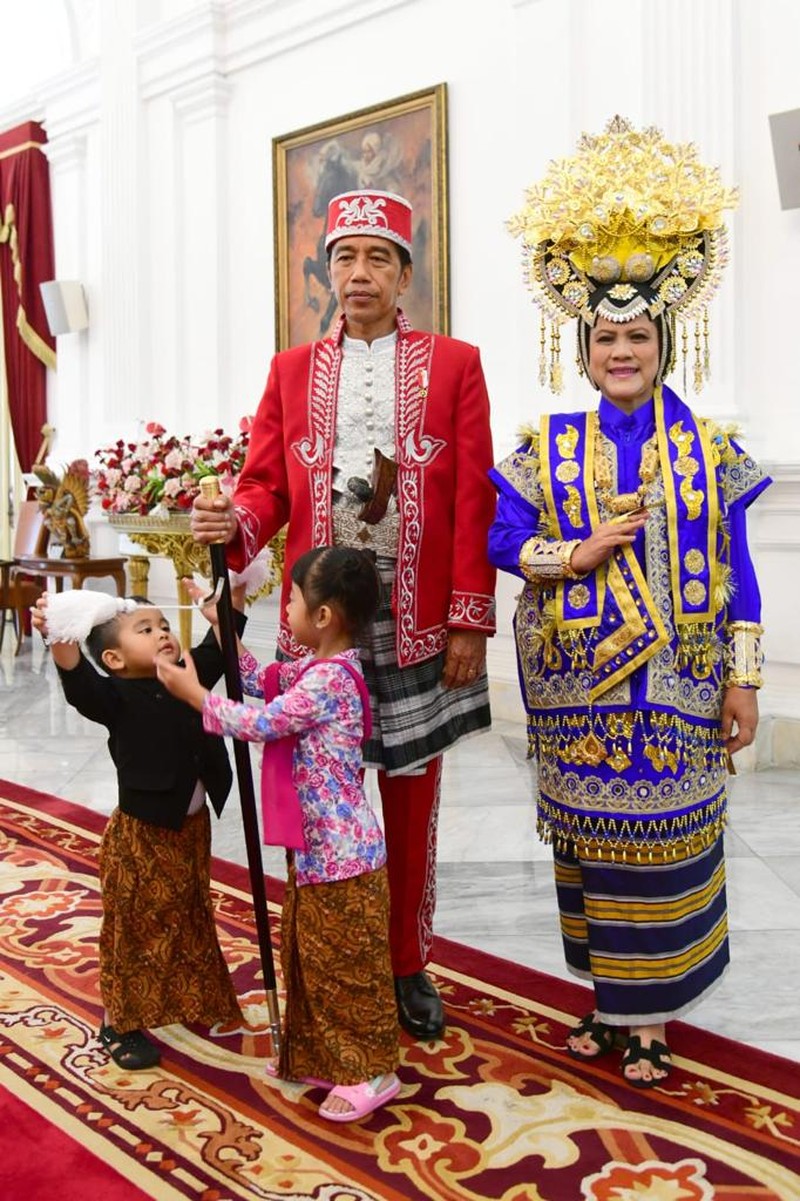 Momen Presiden Jokowi bersama cucu Sedah Mirah dan Panembahan Al Nahyan menyaksikan kirab budaya pada peringatan HUT ke-77 kemerdekaan RI, Rabu, 17 Agustus 2022. (Muchlis Jr - Biro Pers Sekretariat Presiden) Momen Presiden Jokowi bersama cucu Sedah Mirah dan Panembahan Al Nahyan menyaksikan kirab budaya pada peringatan HUT ke-77 kemerdekaan RI, Rabu, 17 Agustus 2022. (Muchlis Jr - Biro Pers Sekretariat Presiden)