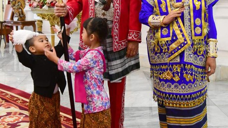 Momen Presiden Jokowi bersama cucu Sedah Mirah dan Panembahan Al Nahyan menyaksikan kirab budaya pada peringatan HUT ke-77 kemerdekaan RI, Rabu, 17 Agustus 2022. (Muchlis Jr - Biro Pers Sekretariat Presiden)