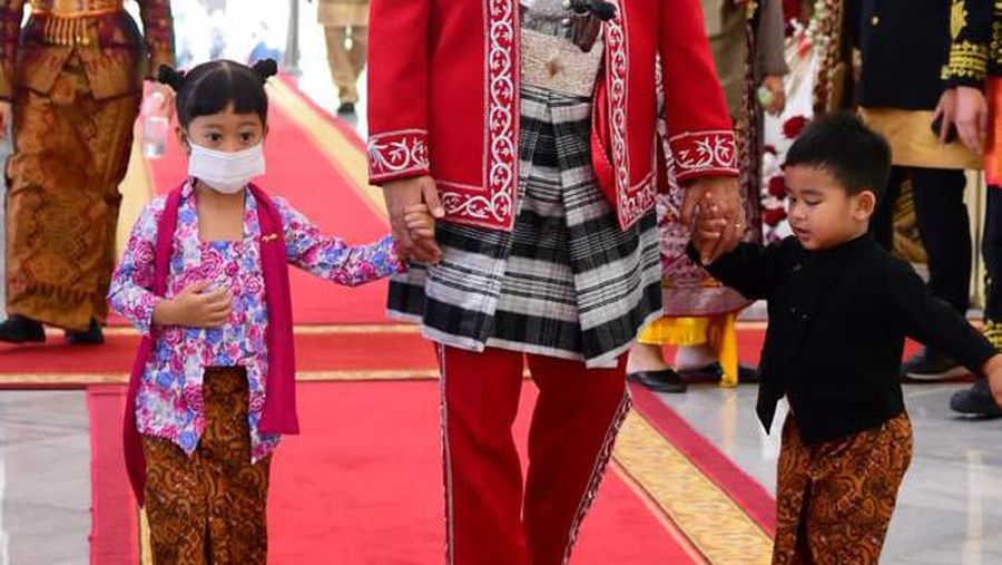 Momen Presiden Jokowi bersama cucu Sedah Mirah dan Panembahan Al Nahyan menyaksikan kirab budaya pada peringatan HUT ke-77 kemerdekaan RI, Rabu, 17 Agustus 2022. (Muchlis Jr - Biro Pers Sekretariat Presiden)