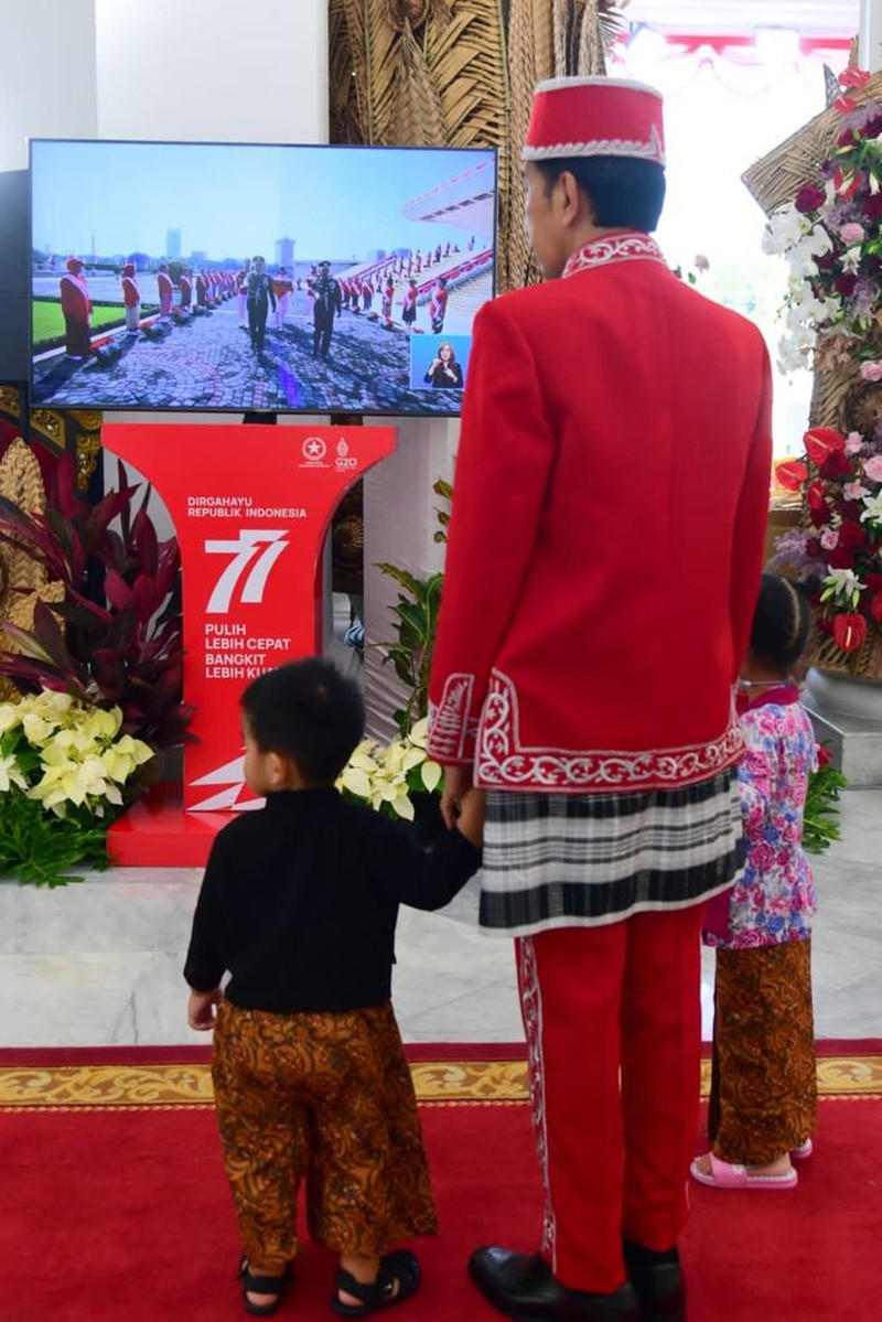 Momen Presiden Jokowi bersama cucu Sedah Mirah dan Panembahan Al Nahyan menyaksikan kirab budaya pada peringatan HUT ke-77 kemerdekaan RI, Rabu, 17 Agustus 2022. (Muchlis Jr - Biro Pers Sekretariat Presiden)
