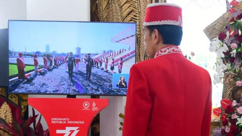 Momen Presiden Jokowi bersama cucu Sedah Mirah dan Panembahan Al Nahyan menyaksikan kirab budaya pada peringatan HUT ke-77 kemerdekaan RI, Rabu, 17 Agustus 2022. (Muchlis Jr - Biro Pers Sekretariat Presiden)
