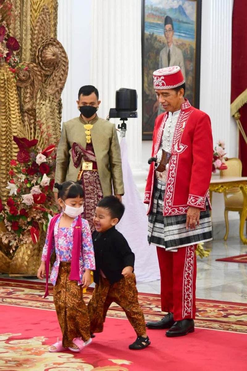 Momen Presiden Jokowi bersama cucu Sedah Mirah dan Panembahan Al Nahyan menyaksikan kirab budaya pada peringatan HUT ke-77 kemerdekaan RI, Rabu, 17 Agustus 2022. (Muchlis Jr - Biro Pers Sekretariat Presiden) Momen Presiden Jokowi bersama cucu Sedah Mirah dan Panembahan Al Nahyan menyaksikan kirab budaya pada peringatan HUT ke-77 kemerdekaan RI, Rabu, 17 Agustus 2022. (Muchlis Jr - Biro Pers Sekretariat Presiden)
