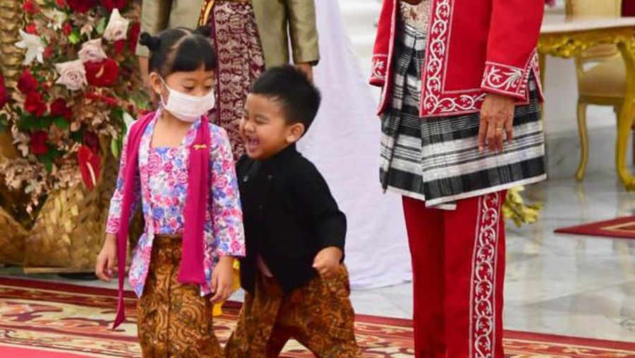 Momen Presiden Jokowi bersama cucu Sedah Mirah dan Panembahan Al Nahyan menyaksikan kirab budaya pada peringatan HUT ke-77 kemerdekaan RI, Rabu, 17 Agustus 2022. (Muchlis Jr - Biro Pers Sekretariat Presiden)
