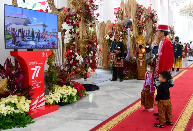 Momen Presiden Jokowi bersama cucu Sedah Mirah dan Panembahan Al Nahyan menyaksikan kirab budaya pada peringatan HUT ke-77 kemerdekaan RI, Rabu, 17 Agustus 2022. (Muchlis Jr - Biro Pers Sekretariat Presiden) Momen Presiden Jokowi bersama cucu Sedah Mirah dan Panembahan Al Nahyan menyaksikan kirab budaya pada peringatan HUT ke-77 kemerdekaan RI, Rabu, 17 Agustus 2022. (Muchlis Jr - Biro Pers Sekretariat Presiden)
