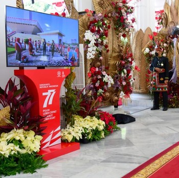 Momen Jokowi Ajak Cucu Nonton Prosesi Kirab Budaya