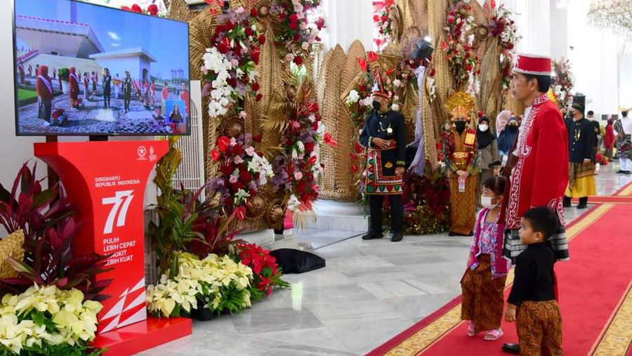 Momen Presiden Jokowi bersama cucu Sedah Mirah dan Panembahan Al Nahyan menyaksikan kirab budaya pada peringatan HUT ke-77 kemerdekaan RI, Rabu, 17 Agustus 2022. (Muchlis Jr - Biro Pers Sekretariat Presiden)
