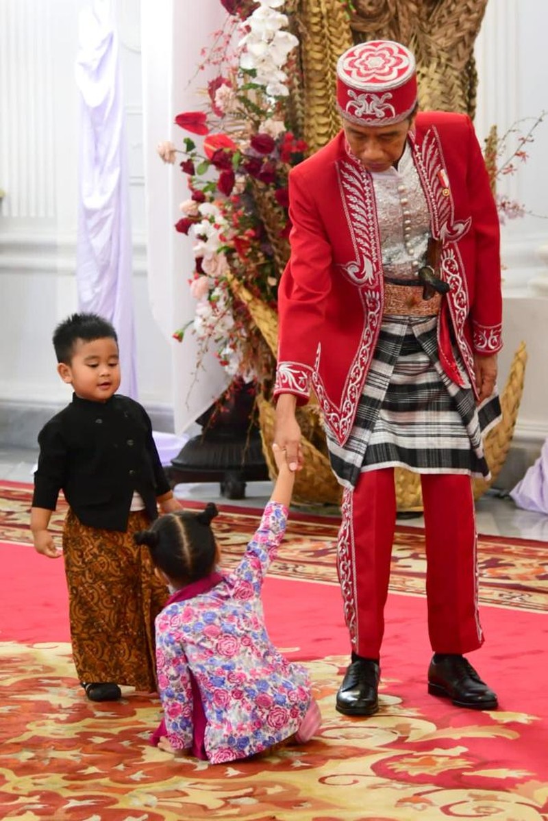 Momen Presiden Jokowi bersama cucu Sedah Mirah dan Panembahan Al Nahyan menyaksikan kirab budaya pada peringatan HUT ke-77 kemerdekaan RI, Rabu, 17 Agustus 2022. (Muchlis Jr - Biro Pers Sekretariat Presiden)