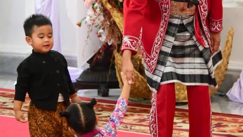 Momen Presiden Jokowi bersama cucu Sedah Mirah dan Panembahan Al Nahyan menyaksikan kirab budaya pada peringatan HUT ke-77 kemerdekaan RI, Rabu, 17 Agustus 2022. (Muchlis Jr - Biro Pers Sekretariat Presiden)