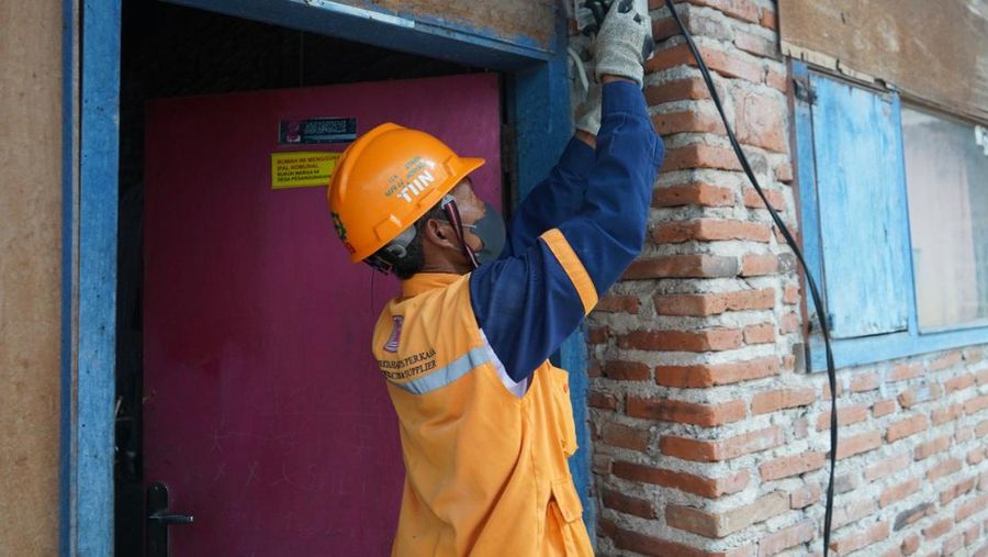 Petugas PLN Memasang Listrik