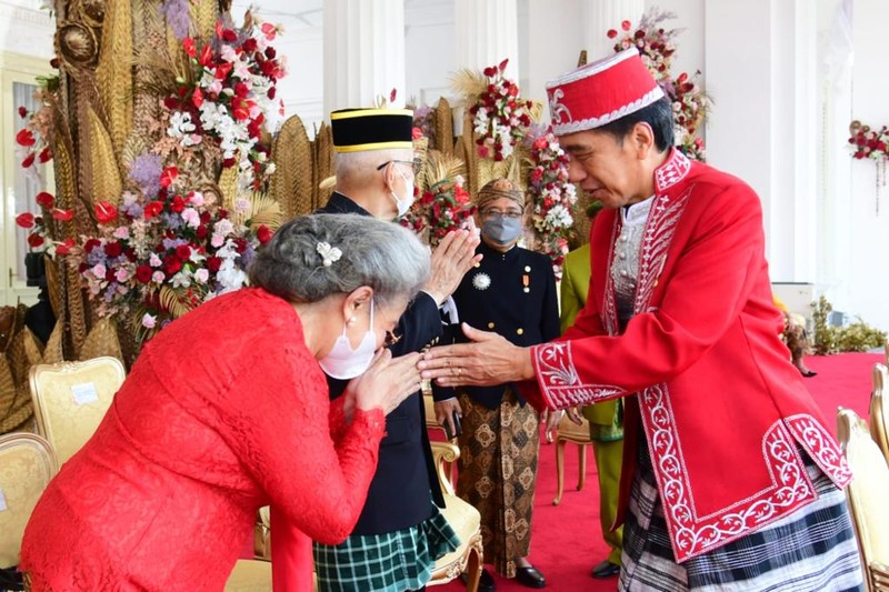 Presiden Jokowi Kenakan Baju Adat Buton pada HUT ke-77 Kemerdekaan RI. (Muchlis Jr - Biro Pers Sekretariat Presiden) Presiden Jokowi Kenakan Baju Adat Buton pada HUT ke-77 Kemerdekaan RI. (Muchlis Jr - Biro Pers Sekretariat Presiden)