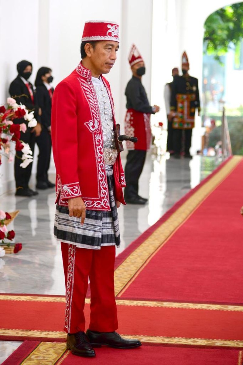 Presiden Jokowi Kenakan Baju Adat Buton pada HUT ke-77 Kemerdekaan RI. (Muchlis Jr - Biro Pers Sekretariat Presiden) Presiden Jokowi Kenakan Baju Adat Buton pada HUT ke-77 Kemerdekaan RI. (Muchlis Jr - Biro Pers Sekretariat Presiden)