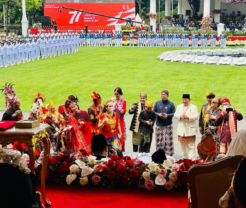 Upacara Peringatan Hari Ulang Tahun (HUT) ke-77 Kemerdekaan Republik Indonesia di Istana Merdeka, Jakarta, pada Rabu, 17 Agustus 2022, tidak hanya berlangsung khidmat, tapi juga meriah. Selain dimeriahkan kirab budaya, atraksi kesenian, dan deretan baju adat yang dikenakan para undangan, upacara juga dimeriahkan oleh penampilan penyanyi cilik yang sedang hit, Farel Prayoga. (Laily Rachev - Biro Pers Sekretariat Presiden) Upacara Peringatan Hari Ulang Tahun (HUT) ke-77 Kemerdekaan Republik Indonesia di Istana Merdeka, Jakarta, pada Rabu, 17 Agustus 2022, tidak hanya berlangsung khidmat, tapi juga meriah. Selain dimeriahkan kirab budaya, atraksi kesenian, dan deretan baju adat yang dikenakan para undangan, upacara juga dimeriahkan oleh penampilan penyanyi cilik yang sedang hit, Farel Prayoga. (Laily Rachev - Biro Pers Sekretariat Presiden)