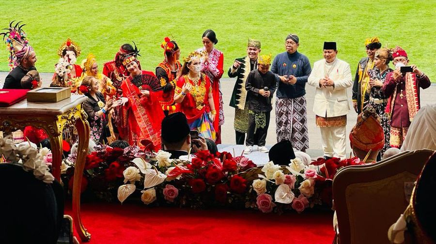 Upacara Peringatan Hari Ulang Tahun (HUT) ke-77 Kemerdekaan Republik Indonesia di Istana Merdeka, Jakarta, pada Rabu, 17 Agustus 2022, tidak hanya berlangsung khidmat, tapi juga meriah. Selain dimeriahkan kirab budaya, atraksi kesenian, dan deretan baju adat yang dikenakan para undangan, upacara juga dimeriahkan oleh penampilan penyanyi cilik yang sedang hit, Farel Prayoga. (Laily Rachev - Biro Pers Sekretariat Presiden)