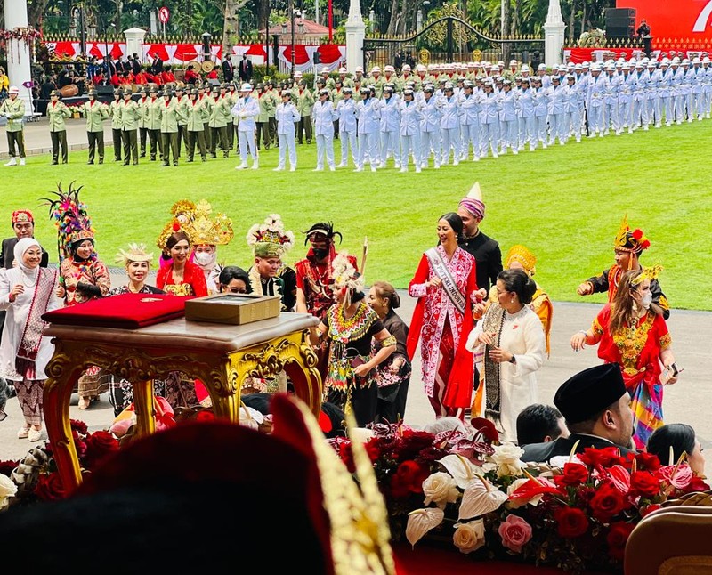 Upacara Peringatan Hari Ulang Tahun (HUT) ke-77 Kemerdekaan Republik Indonesia di Istana Merdeka, Jakarta, pada Rabu, 17 Agustus 2022, tidak hanya berlangsung khidmat, tapi juga meriah. Selain dimeriahkan kirab budaya, atraksi kesenian, dan deretan baju adat yang dikenakan para undangan, upacara juga dimeriahkan oleh penampilan penyanyi cilik yang sedang hit, Farel Prayoga. (Laily Rachev - Biro Pers Sekretariat Presiden) Upacara Peringatan Hari Ulang Tahun (HUT) ke-77 Kemerdekaan Republik Indonesia di Istana Merdeka, Jakarta, pada Rabu, 17 Agustus 2022, tidak hanya berlangsung khidmat, tapi juga meriah. Selain dimeriahkan kirab budaya, atraksi kesenian, dan deretan baju adat yang dikenakan para undangan, upacara juga dimeriahkan oleh penampilan penyanyi cilik yang sedang hit, Farel Prayoga. (Laily Rachev - Biro Pers Sekretariat Presiden)