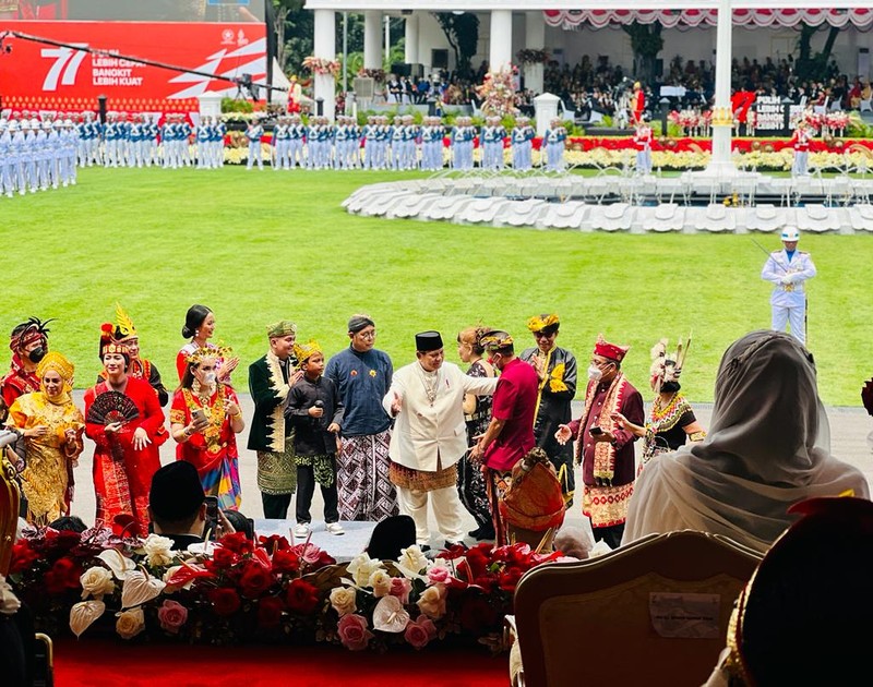 Tersangka kasus dugaan korupsi lahan sawit PT Duta Palma dengan kerugian Rp 78 triliun, Surya Darmadi (kemeja putih-tengah) tiba di gedung Kejaksaan Agung, Jakarta, Senin (15/8/2022). Kepulangan Surya Darmadi ke Tanah Air untuk menghadiri pemeriksaan atas kasusnya. (CNBC Indonesia/ Muhammad Sabki)