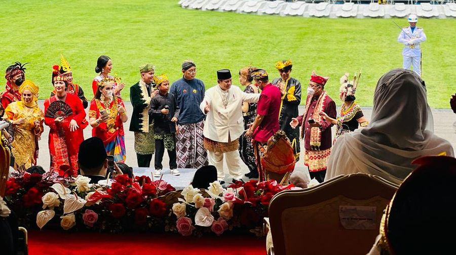 Tersangka kasus dugaan korupsi lahan sawit PT Duta Palma dengan kerugian Rp 78 triliun, Surya Darmadi (kemeja putih-tengah) tiba di gedung Kejaksaan Agung, Jakarta, Senin (15/8/2022). Kepulangan Surya Darmadi ke Tanah Air untuk menghadiri pemeriksaan atas kasusnya. (CNBC Indonesia/ Muhammad Sabki)