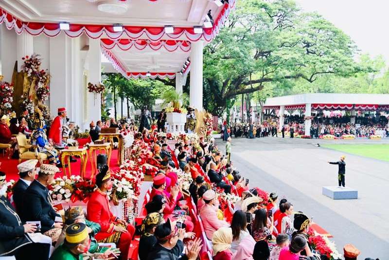 Upacara Peringatan Hari Ulang Tahun (HUT) ke-77 Kemerdekaan Republik Indonesia di Istana Merdeka, Jakarta, pada Rabu, 17 Agustus 2022, tidak hanya berlangsung khidmat, tapi juga meriah. Selain dimeriahkan kirab budaya, atraksi kesenian, dan deretan baju adat yang dikenakan para undangan, upacara juga dimeriahkan oleh penampilan penyanyi cilik yang sedang hit, Farel Prayoga. (Laily Rachev - Biro Pers Sekretariat Presiden) Upacara Peringatan Hari Ulang Tahun (HUT) ke-77 Kemerdekaan Republik Indonesia di Istana Merdeka, Jakarta, pada Rabu, 17 Agustus 2022, tidak hanya berlangsung khidmat, tapi juga meriah. Selain dimeriahkan kirab budaya, atraksi kesenian, dan deretan baju adat yang dikenakan para undangan, upacara juga dimeriahkan oleh penampilan penyanyi cilik yang sedang hit, Farel Prayoga. (Laily Rachev - Biro Pers Sekretariat Presiden)