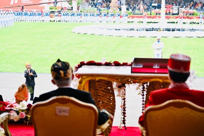 Upacara Peringatan Hari Ulang Tahun (HUT) ke-77 Kemerdekaan Republik Indonesia di Istana Merdeka, Jakarta, pada Rabu, 17 Agustus 2022, tidak hanya berlangsung khidmat, tapi juga meriah. Selain dimeriahkan kirab budaya, atraksi kesenian, dan deretan baju adat yang dikenakan para undangan, upacara juga dimeriahkan oleh penampilan penyanyi cilik yang sedang hit, Farel Prayoga. (Laily Rachev - Biro Pers Sekretariat Presiden) Upacara Peringatan Hari Ulang Tahun (HUT) ke-77 Kemerdekaan Republik Indonesia di Istana Merdeka, Jakarta, pada Rabu, 17 Agustus 2022, tidak hanya berlangsung khidmat, tapi juga meriah. Selain dimeriahkan kirab budaya, atraksi kesenian, dan deretan baju adat yang dikenakan para undangan, upacara juga dimeriahkan oleh penampilan penyanyi cilik yang sedang hit, Farel Prayoga. (Laily Rachev - Biro Pers Sekretariat Presiden)