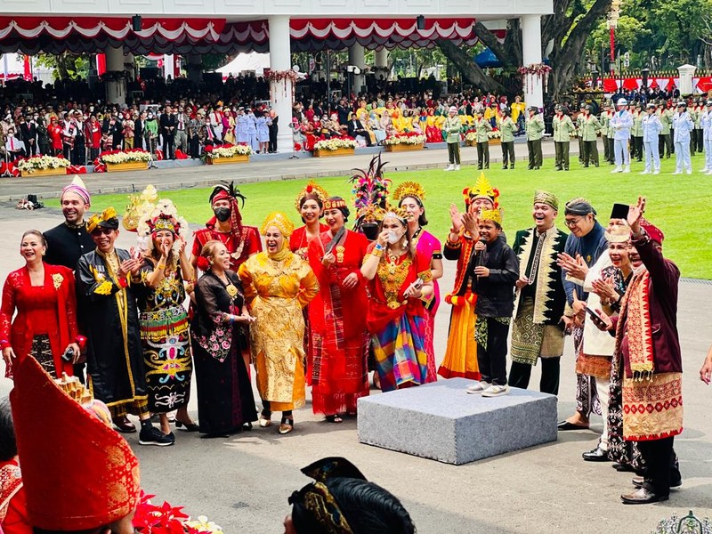 Upacara Peringatan Hari Ulang Tahun (HUT) ke-77 Kemerdekaan Republik Indonesia di Istana Merdeka, Jakarta, pada Rabu, 17 Agustus 2022, tidak hanya berlangsung khidmat, tapi juga meriah. Selain dimeriahkan kirab budaya, atraksi kesenian, dan deretan baju adat yang dikenakan para undangan, upacara juga dimeriahkan oleh penampilan penyanyi cilik yang sedang hit, Farel Prayoga. (Laily Rachev - Biro Pers Sekretariat Presiden) Upacara Peringatan Hari Ulang Tahun (HUT) ke-77 Kemerdekaan Republik Indonesia di Istana Merdeka, Jakarta, pada Rabu, 17 Agustus 2022, tidak hanya berlangsung khidmat, tapi juga meriah. Selain dimeriahkan kirab budaya, atraksi kesenian, dan deretan baju adat yang dikenakan para undangan, upacara juga dimeriahkan oleh penampilan penyanyi cilik yang sedang hit, Farel Prayoga. (Laily Rachev - Biro Pers Sekretariat Presiden)