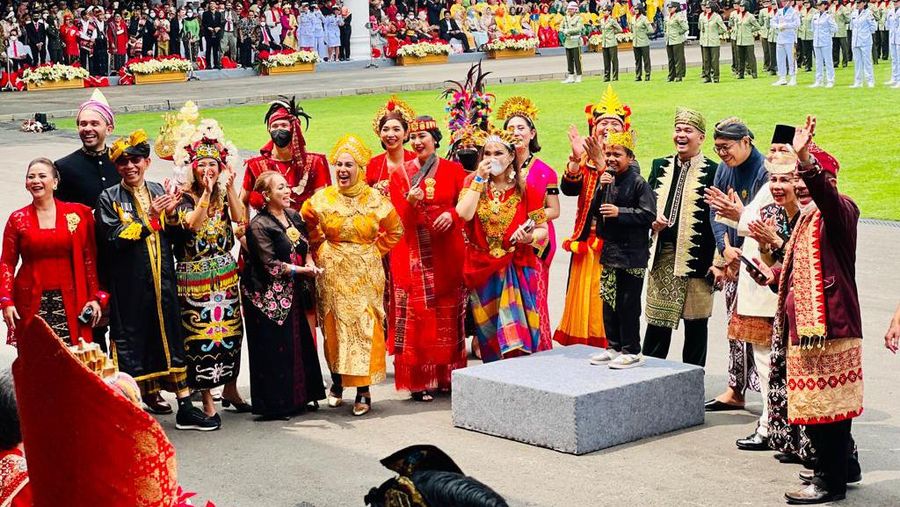 Upacara Peringatan Hari Ulang Tahun (HUT) ke-77 Kemerdekaan Republik Indonesia di Istana Merdeka, Jakarta, pada Rabu, 17 Agustus 2022, tidak hanya berlangsung khidmat, tapi juga meriah. Selain dimeriahkan kirab budaya, atraksi kesenian, dan deretan baju adat yang dikenakan para undangan, upacara juga dimeriahkan oleh penampilan penyanyi cilik yang sedang hit, Farel Prayoga. (Laily Rachev - Biro Pers Sekretariat Presiden)
