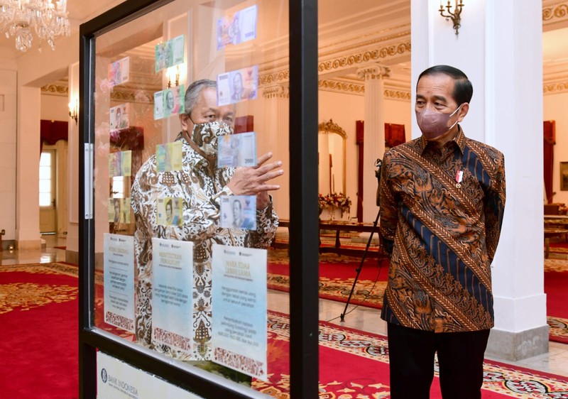 Gubernur Bank Indonesia Perry Warjiyo memperlihatkan Uang Rupiah Kertas Tahun Emisi 2022 (Uang TE 2022) usai membuka Rapat Koordinasi Nasional Pengendalian Inflasi Tahun 2022 di Istana Negara, Jakarta, Kamis (18/8/2022).  (Foto: Muchlis Jr - Biro Pers Sekretariat Presiden)