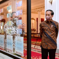 Saat Gubernur BI Pamer Uang Rupiah Baru ke Jokowi