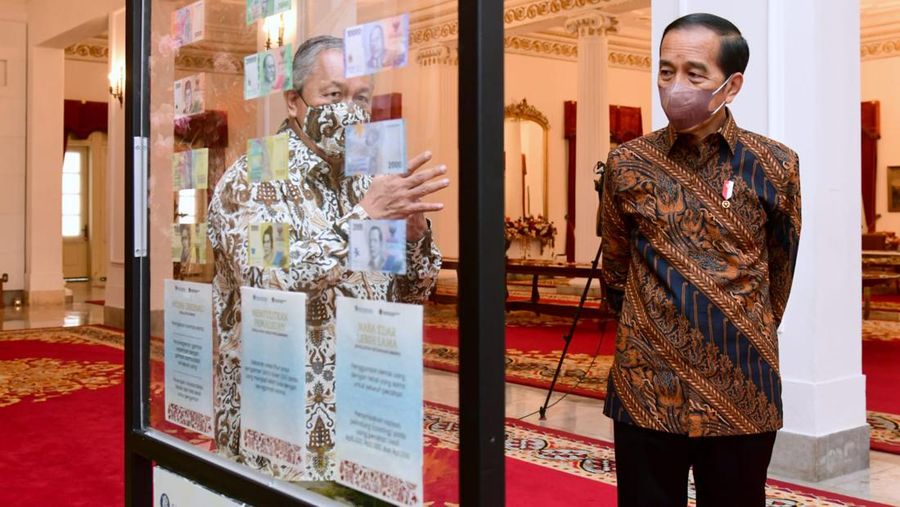 Gubernur Bank Indonesia Perry Warjiyo memperlihatkan Uang Rupiah Kertas Tahun Emisi 2022 (Uang TE 2022) usai membuka Rapat Koordinasi Nasional Pengendalian Inflasi Tahun 2022 di Istana Negara, Jakarta, Kamis (18/8/2022).  (Foto: Muchlis Jr - Biro Pers Sekretariat Presiden)