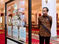 Saat Gubernur BI Pamer Uang Rupiah Baru ke Jokowi