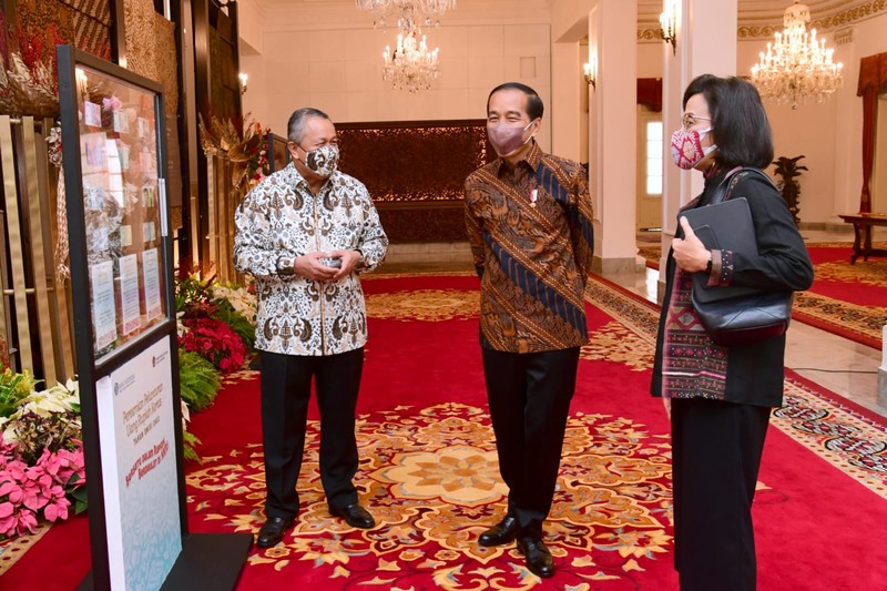 Gubernur Bank Indonesia Perry Warjiyo memperlihatkan Uang Rupiah Kertas Tahun Emisi 2022 (Uang TE 2022) usai membuka Rapat Koordinasi Nasional Pengendalian Inflasi Tahun 2022 di Istana Negara Gubernur Bank Indonesia Perry Warjiyo memperlihatkan Uang Rupiah Kertas Tahun Emisi 2022 (Uang TE 2022) usai membuka Rapat Koordinasi Nasional Pengendalian Inflasi Tahun 2022 di Istana Negara, Jakarta, Kamis (18/8/2022). (Foto: Muchlis Jr - Biro Pers Sekretariat Presiden)