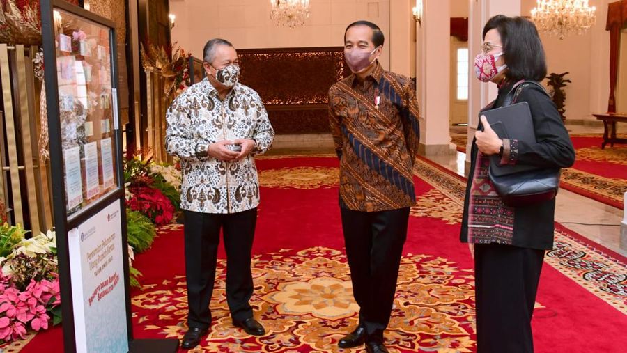 Gubernur Bank Indonesia Perry Warjiyo memperlihatkan Uang Rupiah Kertas Tahun Emisi 2022 (Uang TE 2022) usai membuka Rapat Koordinasi Nasional Pengendalian Inflasi Tahun 2022 di Istana Negara, Jakarta, Kamis (18/8/2022).  (Foto: Muchlis Jr - Biro Pers Sekretariat Presiden)