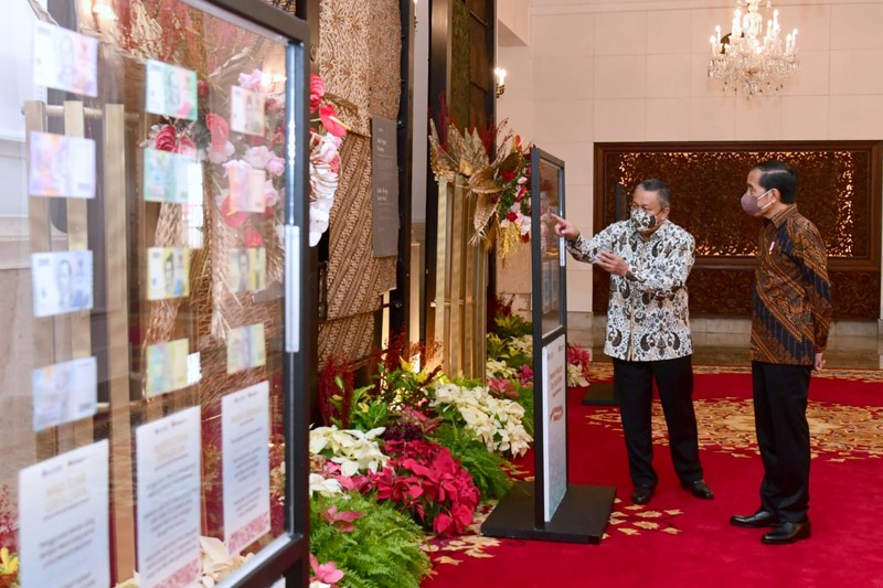 Gubernur Bank Indonesia Perry Warjiyo memperlihatkan Uang Rupiah Kertas Tahun Emisi 2022 (Uang TE 2022) usai membuka Rapat Koordinasi Nasional Pengendalian Inflasi Tahun 2022 di Istana Negara, Jakarta, Kamis (18/8/2022).  (Foto: Muchlis Jr - Biro Pers Sekretariat Presiden)