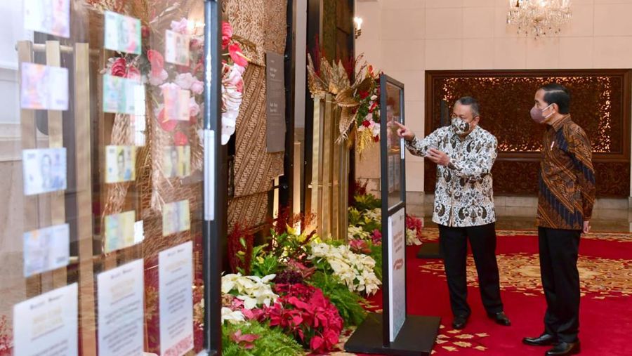 Gubernur Bank Indonesia Perry Warjiyo memperlihatkan Uang Rupiah Kertas Tahun Emisi 2022 (Uang TE 2022) usai membuka Rapat Koordinasi Nasional Pengendalian Inflasi Tahun 2022 di Istana Negara, Jakarta, Kamis (18/8/2022).  (Foto: Muchlis Jr - Biro Pers Sekretariat Presiden)