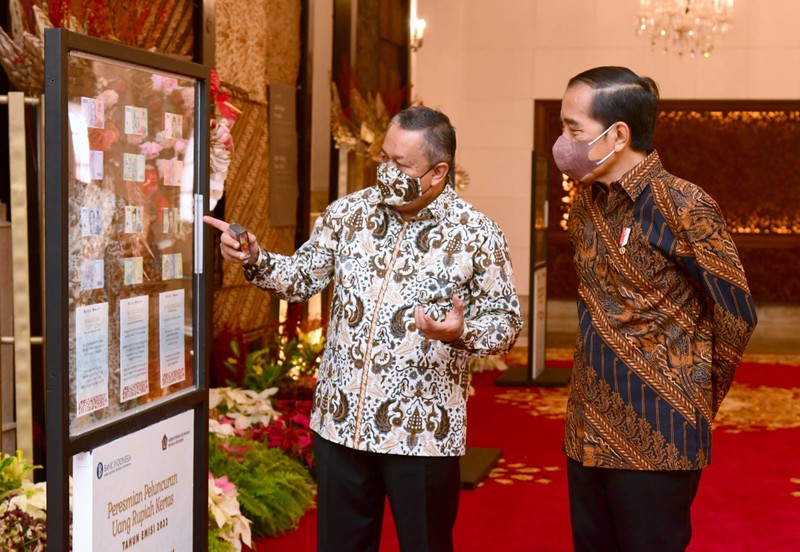 Gubernur Bank Indonesia Perry Warjiyo memperlihatkan Uang Rupiah Kertas Tahun Emisi 2022 (Uang TE 2022) usai membuka Rapat Koordinasi Nasional Pengendalian Inflasi Tahun 2022 di Istana Negara, Jakarta, Kamis (18/8/2022).  (Foto: Muchlis Jr - Biro Pers Sekretariat Presiden)