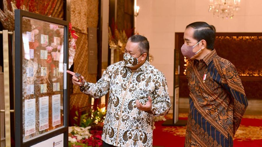 Gubernur Bank Indonesia Perry Warjiyo memperlihatkan Uang Rupiah Kertas Tahun Emisi 2022 (Uang TE 2022) usai membuka Rapat Koordinasi Nasional Pengendalian Inflasi Tahun 2022 di Istana Negara, Jakarta, Kamis (18/8/2022).  (Foto: Muchlis Jr - Biro Pers Sekretariat Presiden)