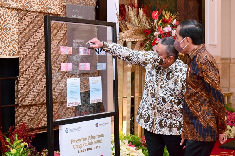 Gubernur Bank Indonesia Perry Warjiyo memperlihatkan Uang Rupiah Kertas Tahun Emisi 2022 (Uang TE 2022) usai membuka Rapat Koordinasi Nasional Pengendalian Inflasi Tahun 2022 di Istana Negara, Jakarta, Kamis (18/8/2022).  (Foto: Muchlis Jr - Biro Pers Sekretariat Presiden)