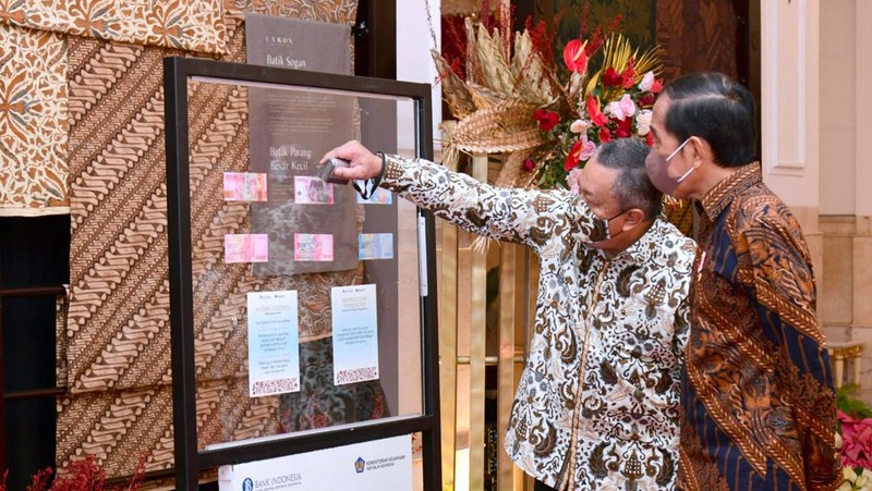 Gubernur Bank Indonesia Perry Warjiyo memperlihatkan Uang Rupiah Kertas Tahun Emisi 2022 (Uang TE 2022) usai membuka Rapat Koordinasi Nasional Pengendalian Inflasi Tahun 2022 di Istana Negara, Jakarta, Kamis (18/8/2022).  (Foto: Muchlis Jr - Biro Pers Sekretariat Presiden)