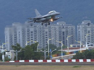 Jet Tempur F-16 Taiwan Jatuh ke Laut, Pilot Hilang