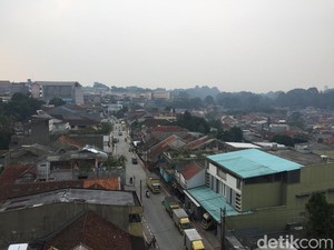 Polisi Lacak Pria Pukuli Mobil gegara Parkir di Jl Suryakencana Bogor