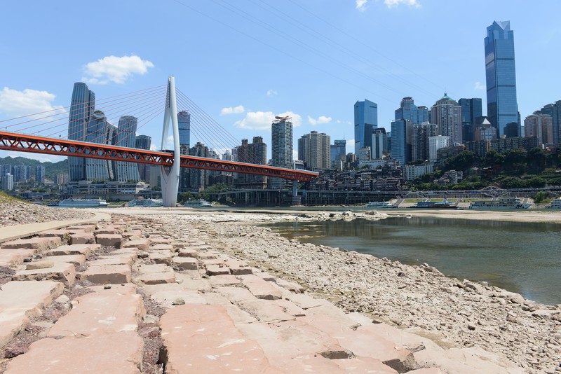 Kondisi kekeringan di Sungai Yangtze, Chongqing, China, Rabu (17/8/2022). Permukaan air Sungai Yangtze telah turun karena suhu tinggi dan kekeringan. (Photo by Zhou Yi/China News Service via Getty Images)