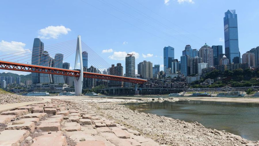 Kondisi kekeringan di Sungai Yangtze, Chongqing, China, Rabu (17/8/2022). Permukaan air Sungai Yangtze telah turun karena suhu tinggi dan kekeringan. (Photo by Zhou Yi/China News Service via Getty Images)