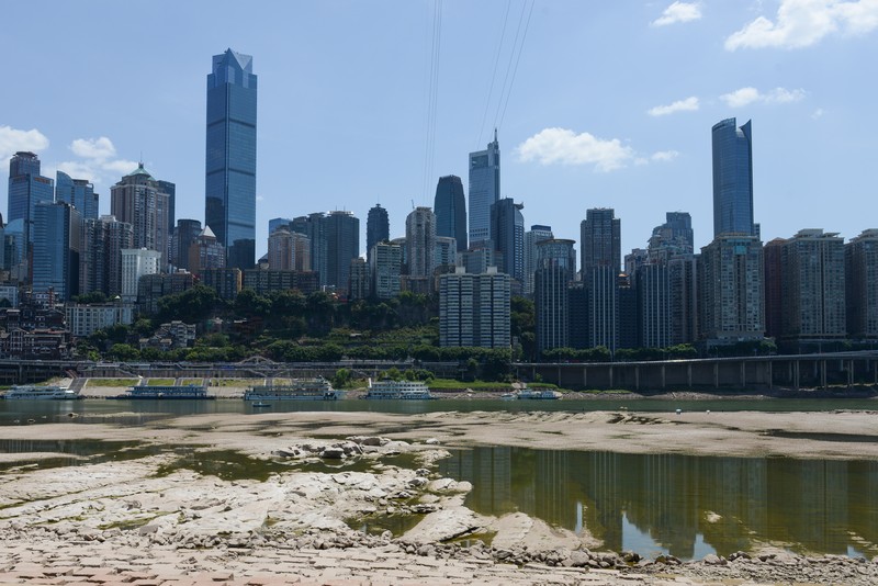 Kekeringan di Sungai Yangtze di daerah Yunyang di barat daya Kota Chongqing China Kondisi kekeringan di Sungai Yangtze, Chongqing, China, Rabu (17/8/2022). Permukaan air Sungai Yangtze telah turun karena suhu tinggi dan kekeringan. (Photo by Zhou Yi/China News Service via Getty Images)