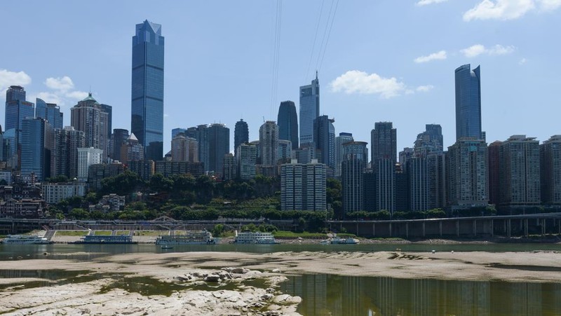 Kondisi kekeringan di Sungai Yangtze, Chongqing, China, Rabu (17/8/2022). Permukaan air Sungai Yangtze telah turun karena suhu tinggi dan kekeringan. (Photo by Zhou Yi/China News Service via Getty Images)