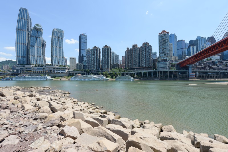 Kekeringan di Sungai Yangtze di daerah Yunyang di barat daya Kota Chongqing China Kondisi kekeringan di Sungai Yangtze, Chongqing, China, Rabu (17/8/2022). Permukaan air Sungai Yangtze telah turun karena suhu tinggi dan kekeringan. (Photo by Zhou Yi/China News Service via Getty Images)