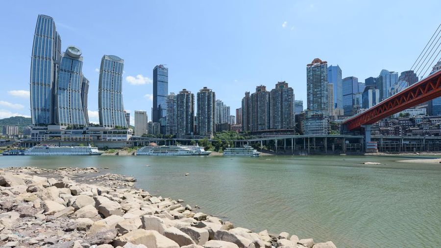 Kondisi kekeringan di Sungai Yangtze, Chongqing, China, Rabu (17/8/2022). Permukaan air Sungai Yangtze telah turun karena suhu tinggi dan kekeringan. (Photo by Zhou Yi/China News Service via Getty Images)