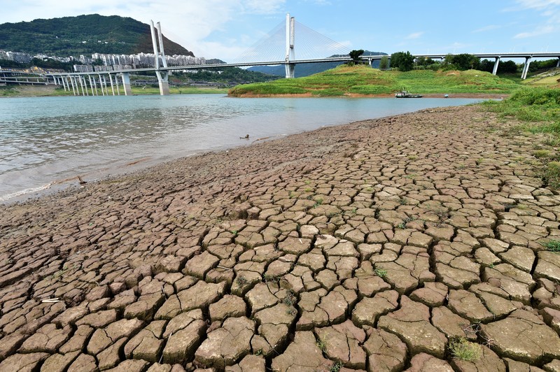 Kekeringan di Sungai Yangtze di daerah Yunyang di barat daya Kota Chongqing China Kondisi kekeringan di Sungai Yangtze, Chongqing, China, Rabu (17/8/2022). Permukaan air Sungai Yangtze telah turun karena suhu tinggi dan kekeringan. (Photo by Zhou Yi/China News Service via Getty Images)