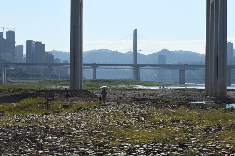 Kondisi kekeringan di Sungai Yangtze, Chongqing, China, Rabu (17/8/2022). Permukaan air Sungai Yangtze telah turun karena suhu tinggi dan kekeringan. (Photo by Zhou Yi/China News Service via Getty Images)